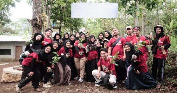 Voluntir Tanam 500 Pohon dan Clean Up Gunung Penanggungan