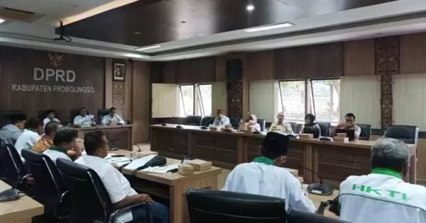 HEARING: Pengurus Himpunan Kerukunan Tani Indonesia Kabupaten Probolinggo saat melakukan rapat di gedung dewan membahas DBCHT. (Foto: Agus Faiz Musleh/Jawa Pos Radar Bromo )