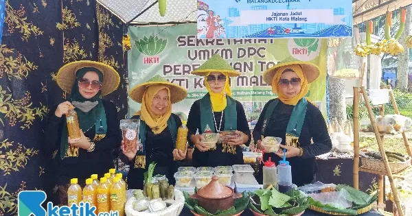 Perempuan tani HKTI Kota Malang menjajakan produk hasil pertanian.