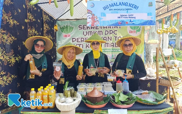 Perempuan tani HKTI Kota Malang menjajakan produk hasil pertanian.