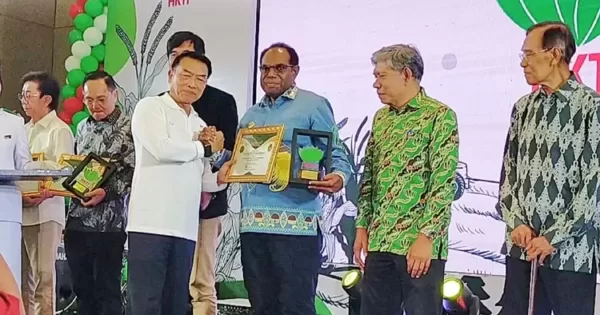 Ketum HKTI Dr. Jend (purn) TNI, H. Moeldoko Menyerahkan Penghargaan lepada Bupati Keerom, Piter Gusbager dalam Penghargaan 50 Tahun HKTI di Jakarta
