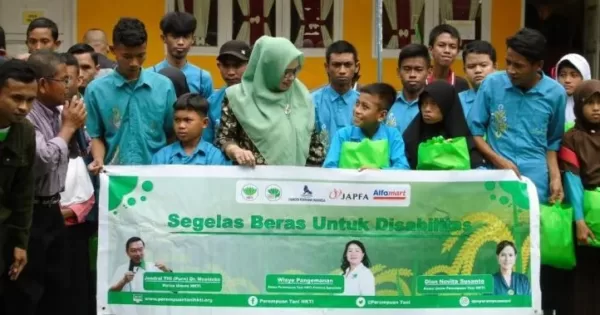 Pertani HKTI Provinsi Gorontalo bersama mahasiswa Pendidikan Matematika UNG menyerahkan bantuan paket sembako kepada siswa SLB Negeri Kabupaten Gorontalo. (ANTARA/Susanti Sako)