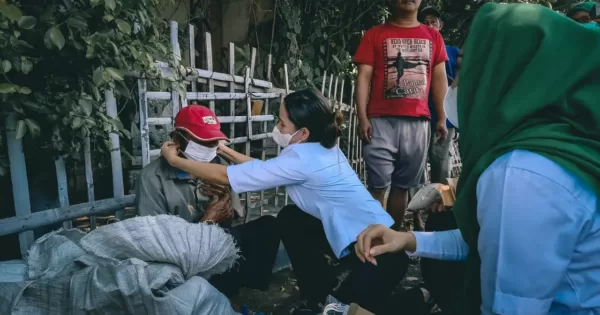 Ketua Umum Dewan Pimpinan Pusat (DPP) Perempuan Tani Himpunan Kerukunan Tani Indonesia (HKTI), Dian Novita Susanto berikan bantuan sembako dan masker bagi masyarakat terdampak pandemi di kawasan Kota Tua, Jakarta.