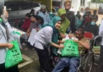 Penyandang disabilitas di Kendal menerima bantuan sembako dari Perempuan Tani HKTI Jawa Tengah, di kantor Dinas Sosial Kendal