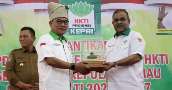 Moeldoko resmi melantik Aunur Rafiq sebagai Ketua DPD Himpunan Kerukunan Tani Indonesia (HKTI) Provinsi Kepulauan Riau (Kepri)