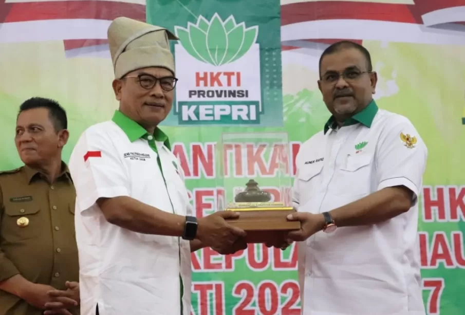 Moeldoko resmi melantik Aunur Rafiq sebagai Ketua DPD Himpunan Kerukunan Tani Indonesia (HKTI) Provinsi Kepulauan Riau (Kepri)