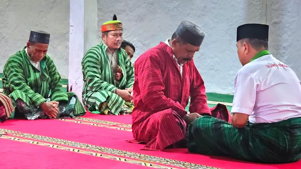 Ketua DPD HKTI Sultra Andi Sumangerukka (kanan) silaturahmi dengan Sultan Buton ke-40 La Ode Izat Manaarfa di kediamannya. (Foto: Ist)
