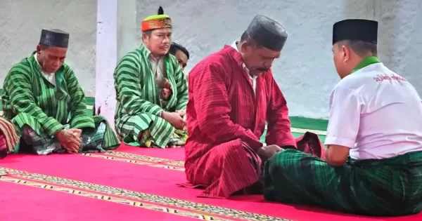 Ketua DPD HKTI Sultra Andi Sumangerukka (kanan) silaturahmi dengan Sultan Buton ke-40 La Ode Izat Manaarfa di kediamannya. (Foto: Ist)