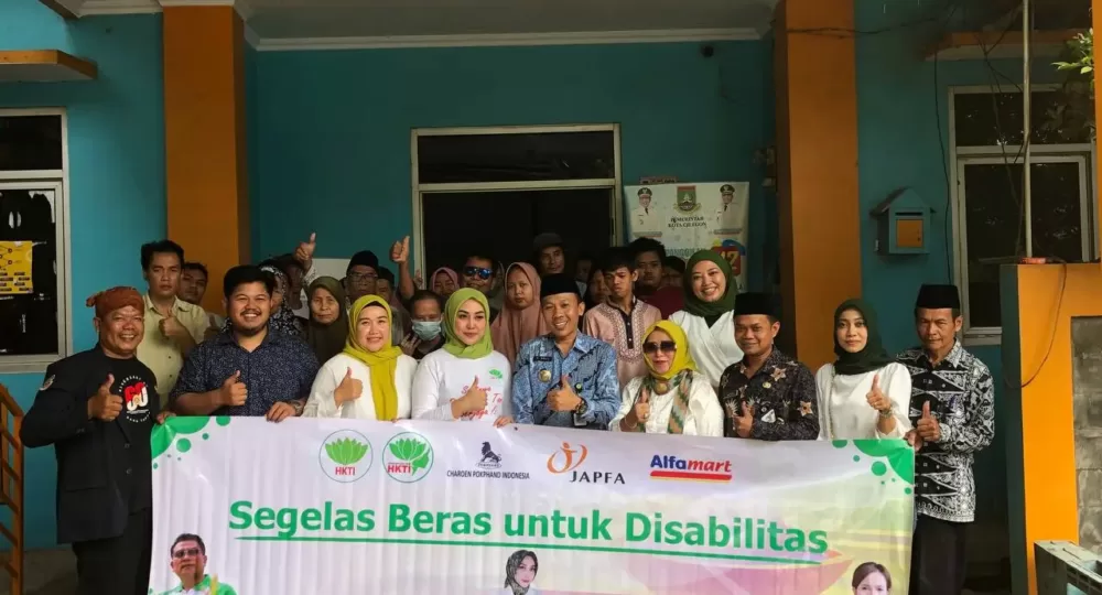 Ketua Pertani HKTI Banten Lindra Octora bersama pengurus dan Lurah Kepuh Holilullah pada penyerahan bantuan untuk disabilitas.