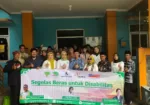 Ketua Pertani HKTI Banten Lindra Octora bersama pengurus dan Lurah Kepuh Holilullah pada penyerahan bantuan untuk disabilitas.