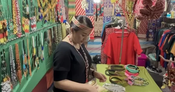 Bupati Landak periode 2017-2022 Karolin Margret Natasa mengunjungi stand pameran Naik Dango ke 38 tahun 2023 dengan menjual berbagai produk kerajinan khas suku dayak yang bertempat di rumah radakng aya', Kabupaten Landak.