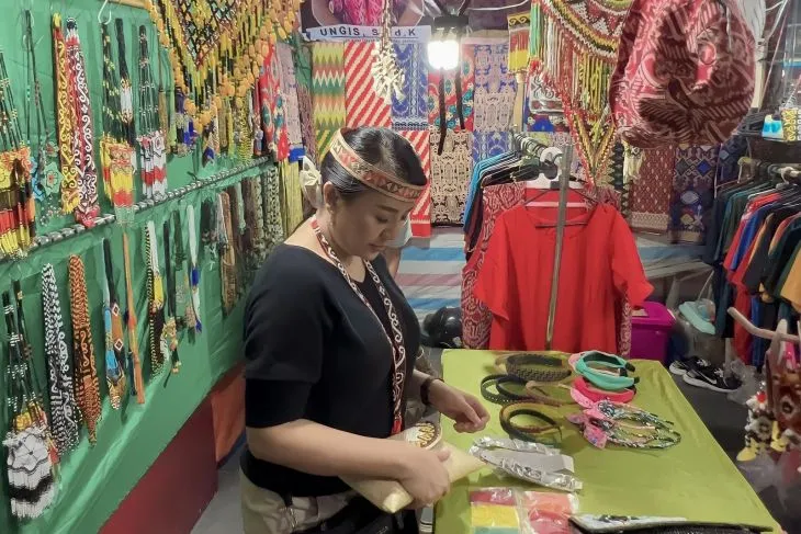 Bupati Landak periode 2017-2022 Karolin Margret Natasa mengunjungi stand pameran Naik Dango ke 38 tahun 2023 dengan menjual berbagai produk kerajinan khas suku dayak yang bertempat di rumah radakng aya', Kabupaten Landak.