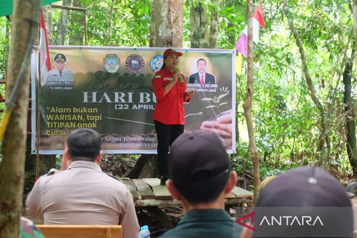 Ketua Himpunan Kerukunan Tani Indonesia (HKTI) Kabupaten Landak Karolin Margret Natasa menghadiri penanaman pohon yang merupakan inisiasi dari Forum Komunikasi Pencinta Alam Landak (Forkampala) di Jelimpo