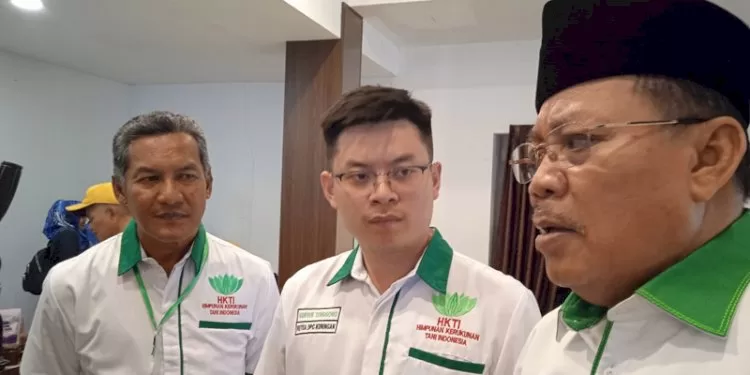 Ketua HKTI Kuningan, H. Tenggono (tengah) dan Ketua HKTI Jabar, Nukman Abdul Hakim (kanan)/RMOLJabar