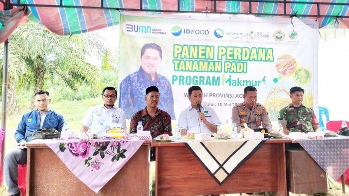 Ketua HKTI Aceh Timur, Dr Firman Dandy, SE, MSi memberikan sambutan saat panen raya padi Program Makmur PT PIM dan PT SHS di Gampong Blang Andam, Kecamatan Madat, Aceh Timur.