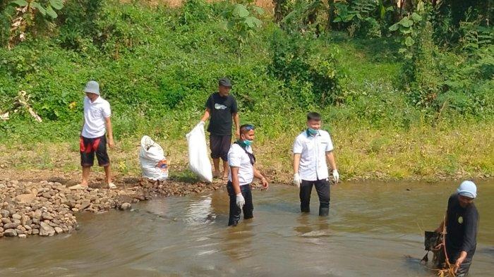Ketua HKTI Kuningan Hanyen Tenggono Terlibat dalam kegiatan bersih-bersih di Sungai Cisanggarung.