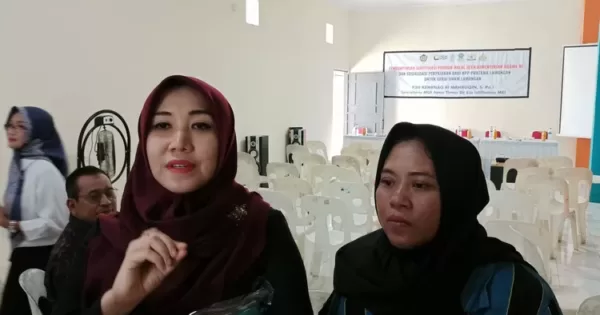 Ketua DPD Perempuan Tani HKTI Lia Istifhama didampingi Ketua Gerai UMKM Lamongan Reni Setiawati