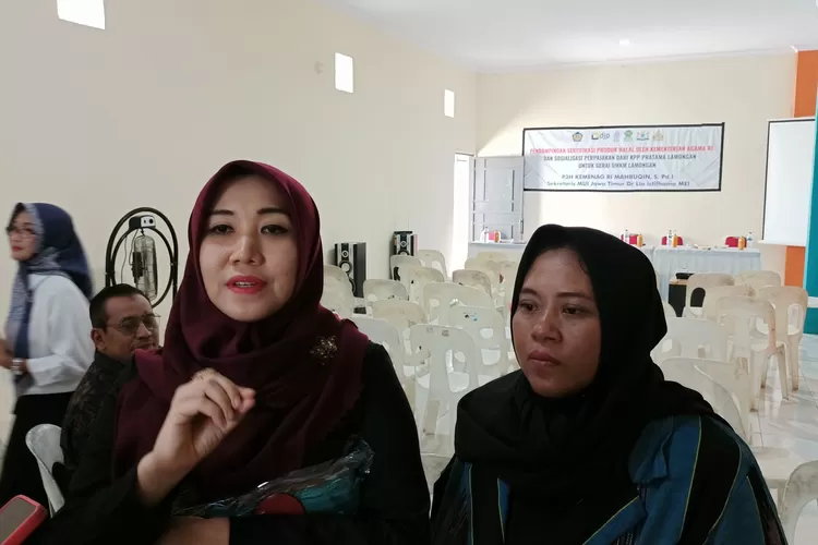 Ketua DPD Perempuan Tani HKTI Lia Istifhama didampingi Ketua Gerai UMKM Lamongan Reni Setiawati