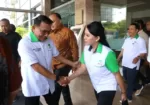 Ketua Himpunan Kerukunan Tani Indonesia (HKTI) Kabupaten Landak Karolin Margret Natasa saat bertemu dengan Ketua Umum HKTI Moeldoko.