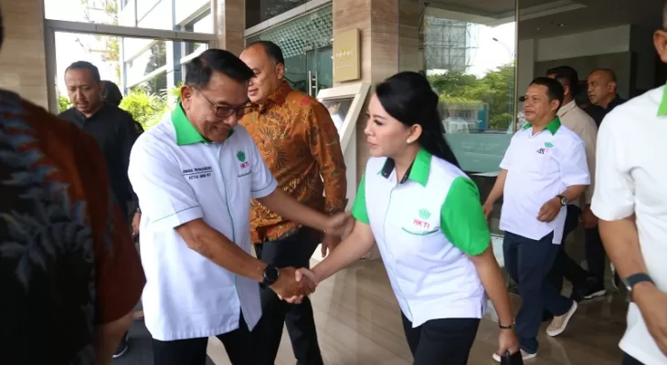 Ketua Himpunan Kerukunan Tani Indonesia (HKTI) Kabupaten Landak Karolin Margret Natasa saat bertemu dengan Ketua Umum HKTI Moeldoko.